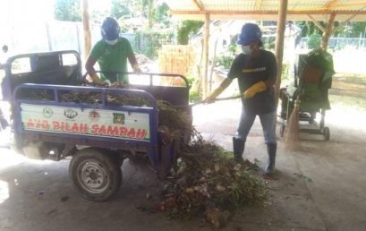 Mengelola sampah organik dari masyarakat menjadi kompos