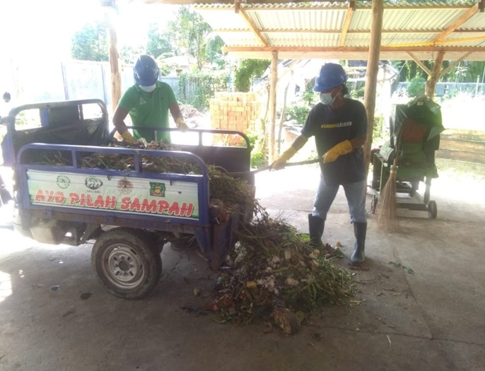 Mengelola sampah organik dari masyarakat menjadi kompos